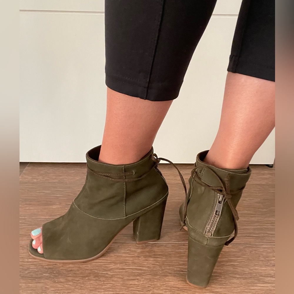 Seychelles- soft sueded leather shooties. Size 7.5